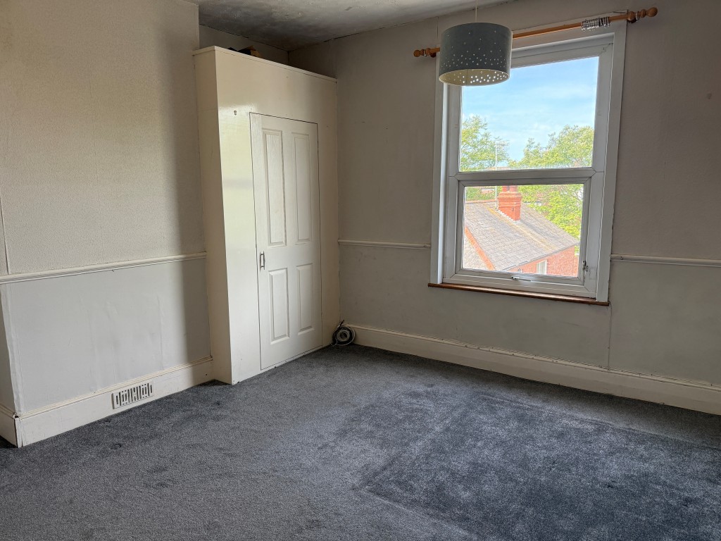 Lot: 37 - TWO-BEDROOM SPLIT-LEVEL FLAT FOR UPDATING WITH PARKING - Flat main bedroom with cupboard